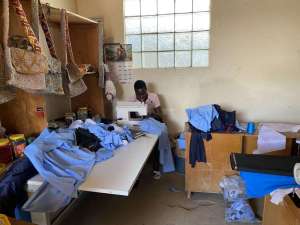 Schulkleidung-wird-genaeht